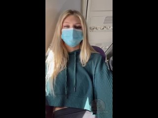 porn быть 19 летним значит выставлять свои сиськи напоказ где угодно даже на высоте 30 000 футов в небе оцени девочку hd