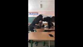 porn раздевает сисястую секси подружку пытаясь трахнуть в чулках и мини юбке хентай тян перископ лесбиянки hd