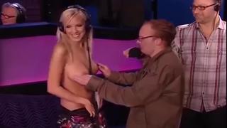 porn bibi jones даёт в прямом эфире трогать свою грудь ведущим howard stern show flash tits public give them to touch her hd