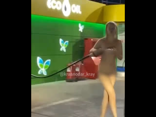 porn в анапе голая женщина без автомобиля решила заправится бензином hd