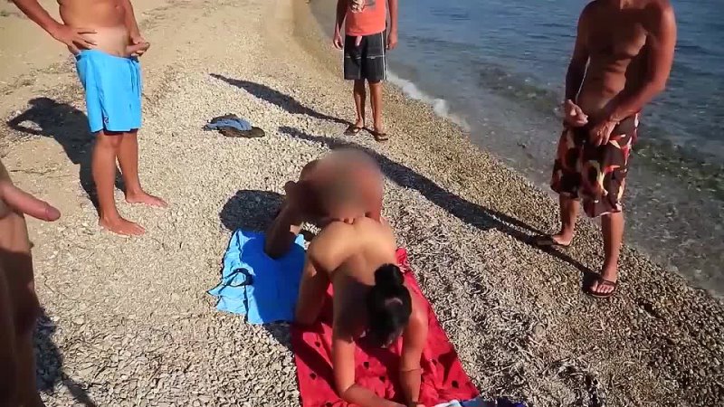 porn зрелую шлюху ебут пятеро на пляже hd
