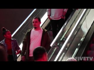 porn трогает руки на эскалаторе пранк парней и девушек touching hands on escalator prank guy vs girl edition hd