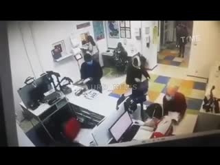 porn эта женщина пришла в отделение новой почты с целью получить посылку но сотрудники отделения потребовали надеть маску hd
