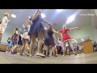 porn девочки светят трусики под юбкой во время танца hd