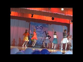 porn девочки светят трусики под юбкой во время танца hd