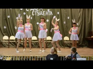 porn девочки светят трусики под юбкой во время танца hd