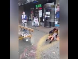 porn плюнула в лицо мужчине в автобусе и была наказана hd