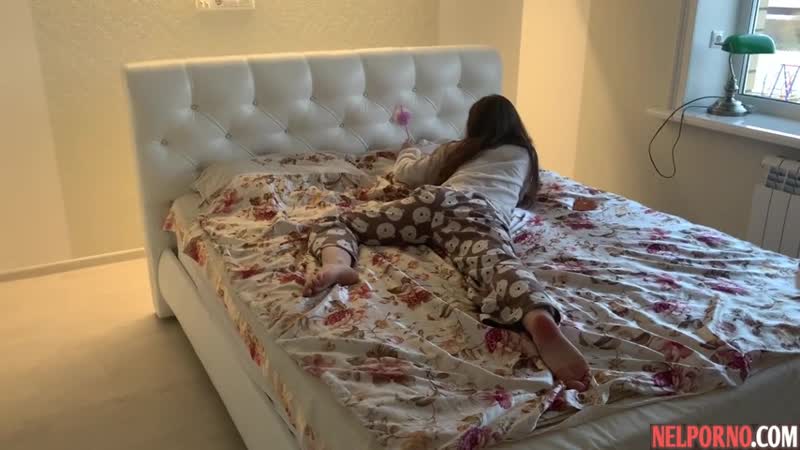 porn худая телочка подставляет сочную промежность для домашнего траха с любовником hd