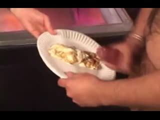 porn женщина кушает омлет со спермы после буккжйка after bukkake scrambled eggs hd