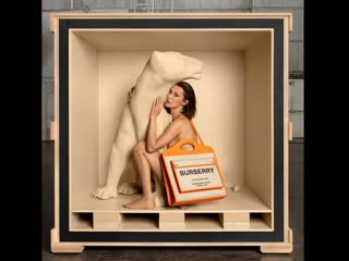 porn горячо обнаженная белла хадид прикрыла совершенное тело сумочкой известного бренда hd