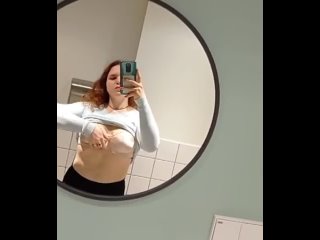 porn девочка с маленькими сиськами раздевается в подъезде на камеру 18 обнаженная девушка показала себя грудь вагина hd