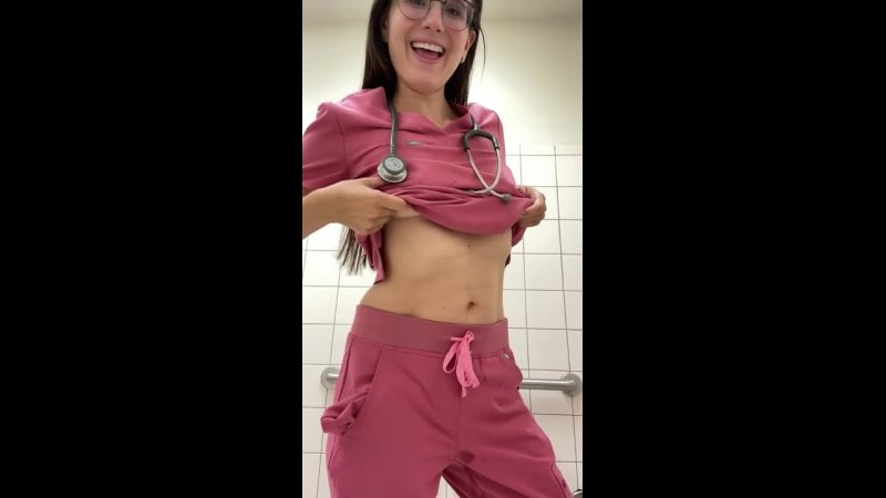 porn девушка пытаеться сдерживать свои стоны порно на публике публичное порно порно на улице тихий стон 18 я люблю поиграт hd