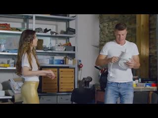 porn симпатичная фитоняшка расплатилась натурой с парнем за ремонт своего чайника и вибромассажера hd