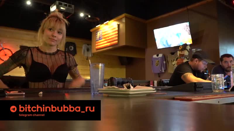 porn забежала в бар и сняла лифчик hd