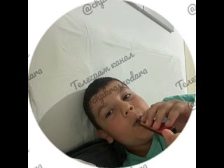 porn девочка дала младшему товарищу покурить электронную сигарету а тот закашлялся что рассмешило школьницу hd