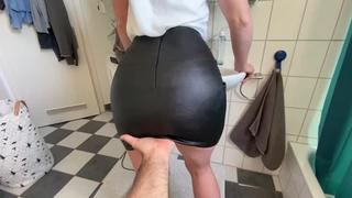 porn попалась в туалете мужу в кожаной юбке leather fetish bdsm feemdom fisting porn pissing scat sex порно фетиш секс hd
