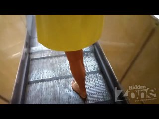 porn красотка в желтом платье без трусов в метро hd