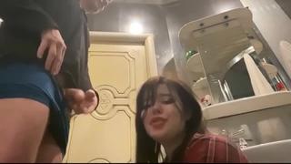 porn бухая студентка сосет на вписке незнакомому парню в туалете русская пьяная девушка делает минет на камеру реальный hd