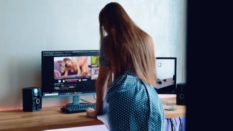 porn школьница спалилась за просмотром порно hd