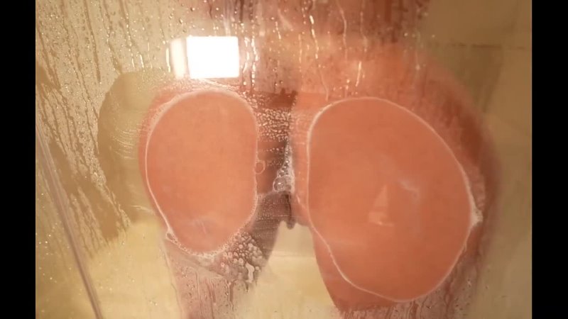 porn горячая крошка сосёт и трахается с дилдо в душе hd