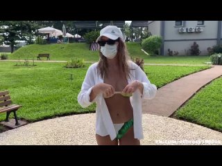 porn сняла купальник в парке и показала свои сочные сисечки показала грудь публично hd