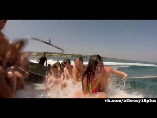 porn волна сняла лифчик с огромной груди студентки засветила грудь на отдыхе на лодке hd