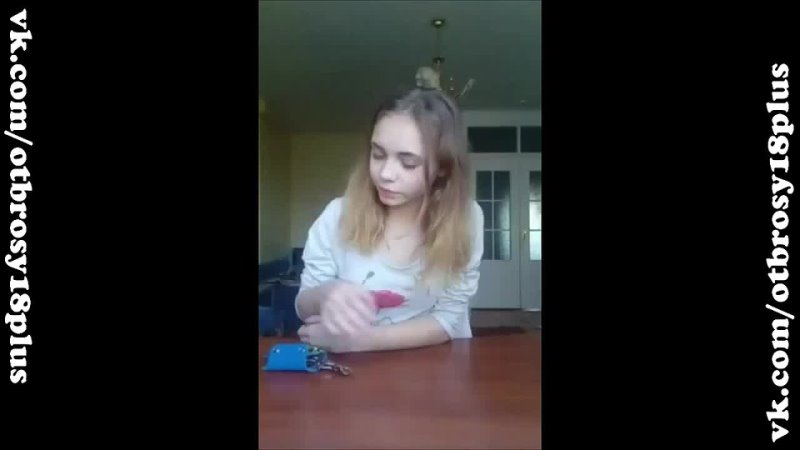 porn молодая студентка откровенно показывает грудь в перископе periscope засветы hd