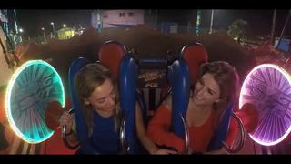 porn милфа спалила сиськи на аттракционе засветила грудь на американских горках hd