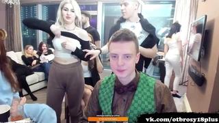 porn показала грудь подруги в прямом эфире у mellstroy hd