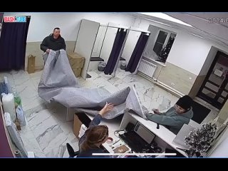 porn девушка решила проверить свой огромный ковёр разложив его на рабочем месте сотрудницы пвз hd