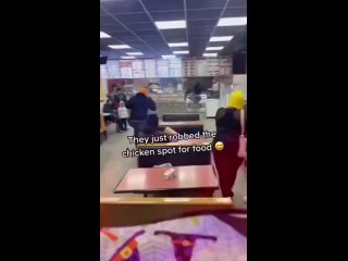 porn чернокожие женщины в балаклавах крадут курицу у посетителей фаст фуда hd