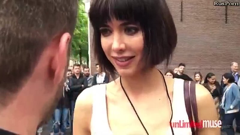 porn швейцарская художница мило муаре решила хайпануть и предложила прохожим потрогать ее за грудь и половой орган hd