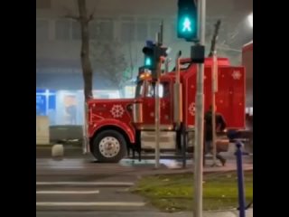 porn в столице румынии фирменный трак coca cola вспыхнул прямо на глазах у прохожих hd