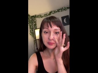 porn красотка собирает пальчиками сперму со своего лица и облизывает их hd