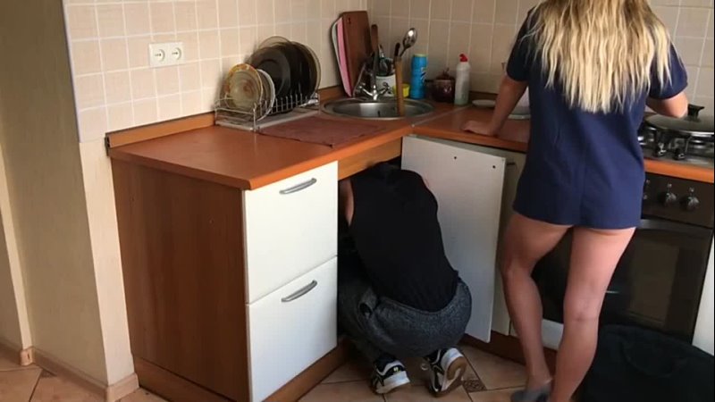 porn mоя жена соблазняет сантехника и предлагает свою киску порно трах ебля секс инцест porn milf home шлюха домашнее sex hd