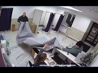 porn девушка решила проверить свой огромный ковёр разложив его на рабочем месте сотрудницы пвз вижу цель не вижу hd