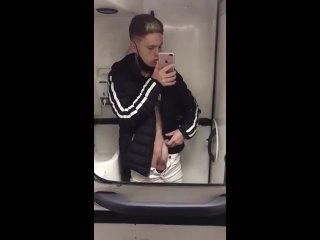 porn симпатичный молодой парень дрочит в поезде hd