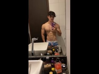 porn молодой парень качок показывает себя в зеркало hd