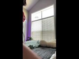 porn раздевает и жестко трахает себя игрушкой бурно кончая от нее hd