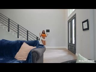 porn фитоняшка показала русскому свою фигуру и напала на его член порно секс эротика попка booty anal анал сиськи hd