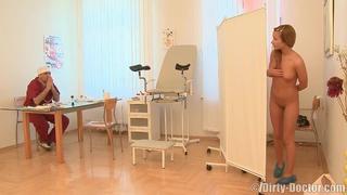 porn грязный гинеколог врач доктор жестко вставляет русской девочке пациентке на осмотре hd