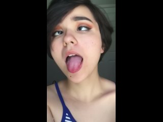 porn юная школьница тян показывает свой язычок и косит глаза фетиш девочка пускает слюни ротик фетиш короткая стрижка hd