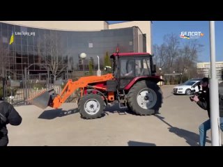 porn ябатьки к посольству украины подвезли на тракторе мешок картошки hd