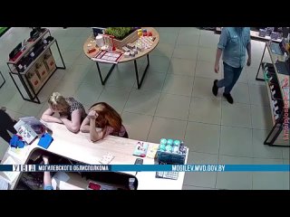 porn две девушки взяли забытый паспорт подруги и попробовали на нее оформить кредит hd