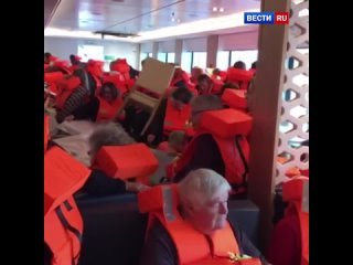 porn ужасающие кадры напоминают фильм титаник судно заливает водой мебель и посуда катятся из за сильного крена hd
