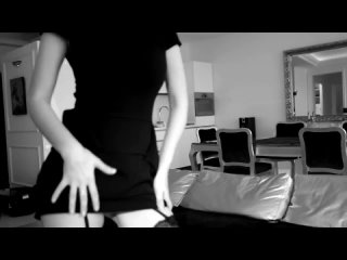 porn fuck me 21 эротика erotica romance чулки шпильки платье холодные белые стены кожаный диван милашка в свете софитов с hd