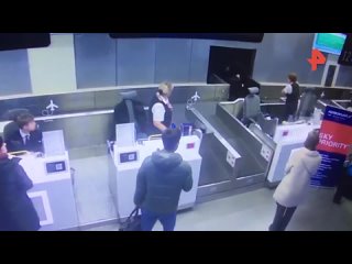 porn мужчина в шляпе пробежался по ленте багажа чтобы достать забытые вещи hd