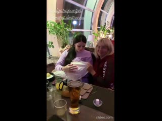 porn оля рапунцель кормит младшую дочь грудью в ресторане hd