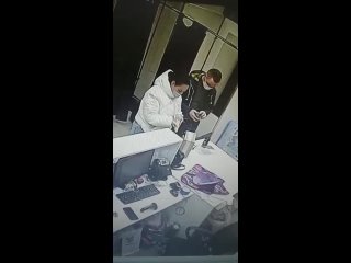 porn женщина проверяет фаллоимитатор прям в пункте выдачи hd