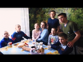 porn 20 летняя девушка заменила маму шестерым братьям и сестре hd